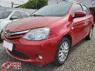 TOYOTA Etios Hatch XLS 1.5 16v Vermelha