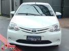 TOYOTA Etios Hatch X 1.3 16v Branca