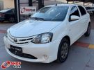 TOYOTA Etios Hatch X 1.3 16v Branca