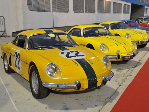 Carros De Corrida Antigos Dos Anos 60 Grande Competição Em Grupo