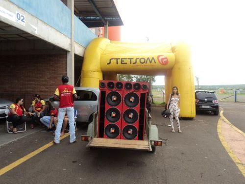 Campeonato de som automotivo e carros rebaixados agita o domingo