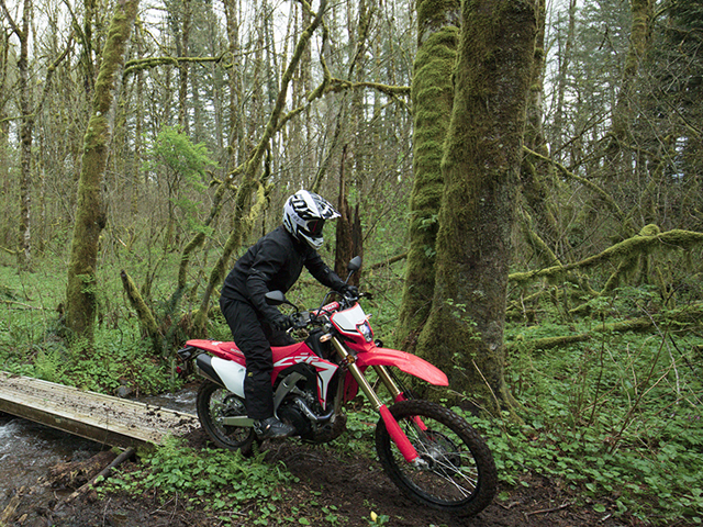 Nova Honda CRF 450L é moto de trilha para rodar na rua