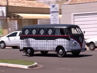 Kombi antiga vira loja de bolsas - AutoNewsTv